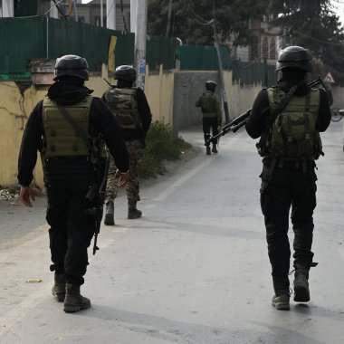 SRINAGAR INDIA 3 Aralık 2024 Güvenlik güçleri 3 Aralık 2024 'te Srinagar Hindistan' da Dachigam Ormanı civarında meydana gelen çatışmada bir militanın polis ve güvenlik güçleriyle çıkan çatışmada öldüğünü açıkladı.