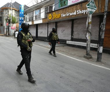 SRINAGAR INDIA 3 Aralık 2024 Güvenlik güçleri 3 Aralık 2024 'te Srinagar Hindistan' da Dachigam Ormanı civarında meydana gelen çatışmada bir militanın polis ve güvenlik güçleriyle çıkan çatışmada öldüğünü açıkladı.