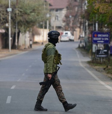 SRINAGAR INDIA 3 Aralık 2024 Güvenlik güçleri 3 Aralık 2024 'te Srinagar Hindistan' da Dachigam Ormanı civarında meydana gelen çatışmada bir militanın polis ve güvenlik güçleriyle çıkan çatışmada öldüğünü açıkladı.