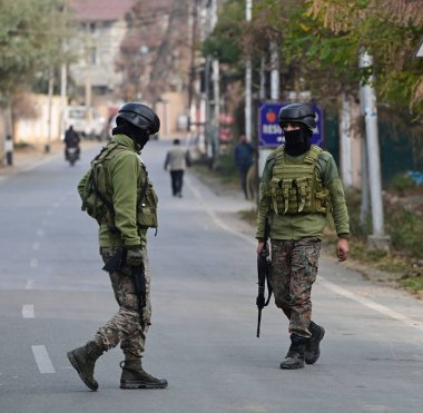 SRINAGAR INDIA 3 Aralık 2024 Güvenlik güçleri 3 Aralık 2024 'te Srinagar Hindistan' da Dachigam Ormanı civarında meydana gelen çatışmada bir militanın polis ve güvenlik güçleriyle çıkan çatışmada öldüğünü açıkladı.