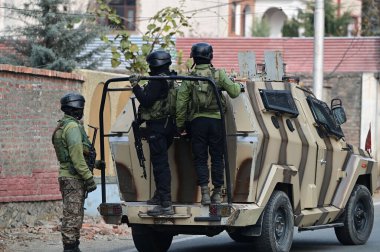 SRINAGAR INDIA 3 Aralık 2024 Güvenlik güçleri 3 Aralık 2024 tarihinde Srinagar Hindistan 'da Dachigam Ormanı civarında bir çatışma alanında üst düzey bir polis yetkilisi polis ve güvenlik güçleriyle çıkan çatışmada öldürülen militanın 