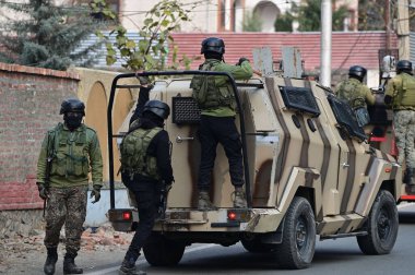 SRINAGAR INDIA 3 Aralık 2024 Güvenlik güçleri 3 Aralık 2024 tarihinde Srinagar Hindistan 'da Dachigam Ormanı civarında bir çatışma alanında üst düzey bir polis yetkilisi polis ve güvenlik güçleriyle çıkan çatışmada öldürülen militanın