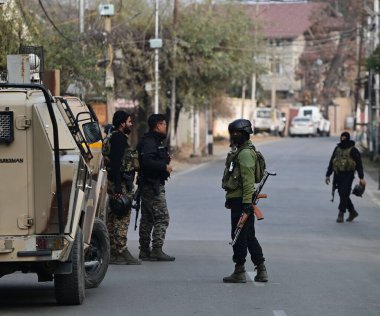 SRINAGAR INDIA 3 Aralık 2024 Güvenlik güçleri 3 Aralık 2024 'te Srinagar Hindistan' da Dachigam Ormanı civarında meydana gelen çatışmada bir militanın polis ve güvenlik güçleriyle çıkan çatışmada öldüğünü açıkladı.