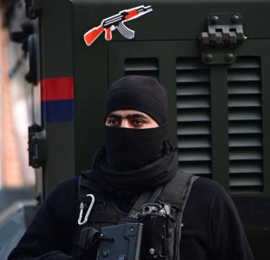 SRINAGAR INDIA 3 Aralık 2024 Özel Operasyon Grubu SOG ekipleri 3 Aralık 2024 'te Srinagar Hindistan' da Dachigam Ormanı 'ndaki çatışmaya giden yolda nöbet tutuyor. 