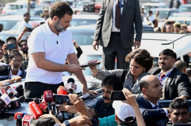 NEW DELHI, INDIA, 4 Aralık 2024 Kongre Başkanı Rahul Gandhi ve Priyanka Gandhi Vadra 'nın konvoyu Delhi UP Ghazipur sınırında 4 Aralık 2024 tarihinde Yeni Delhi Hindistan' a yaptığı ziyaret sırasında UP polisi tarafından durduruldu.