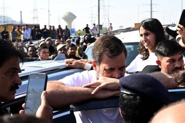 NEW DELHI, INDIA, 4 Aralık 2024 Kongre Başkanı Rahul Gandhi ve Priyanka Gandhi Vadra 'nın konvoyu Delhi UP Ghazipur sınırında 4 Aralık 2024 tarihinde Yeni Delhi Hindistan' a yaptığı ziyaret sırasında UP polisi tarafından durduruldu.