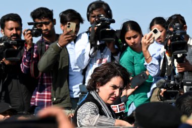 NEW DELHI, INDIA, 4 Aralık 2024 Kongre Başkanı Rahul Gandhi ve Priyanka Gandhi Vadra 'nın konvoyu Delhi UP Ghazipur sınırında 4 Aralık 2024 tarihinde Yeni Delhi Hindistan' a yaptığı ziyaret sırasında UP polisi tarafından durduruldu.