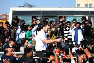 NEW DELHI, INDIA, 4 Aralık 2024 Kongre Başkanı Rahul Gandhi ve Priyanka Gandhi Vadra 'nın konvoyu Delhi UP Ghazipur sınırında 4 Aralık 2024 tarihinde Yeni Delhi Hindistan' a yaptığı ziyaret sırasında UP polisi tarafından durduruldu.