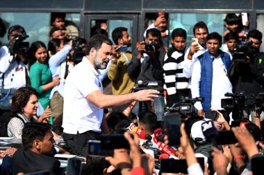 NEW DELHI, INDIA, 4 Aralık 2024 Kongre Başkanı Rahul Gandhi ve Priyanka Gandhi Vadra 'nın konvoyu Delhi UP Ghazipur sınırında 4 Aralık 2024 tarihinde Yeni Delhi Hindistan' a yaptığı ziyaret sırasında UP polisi tarafından durduruldu.