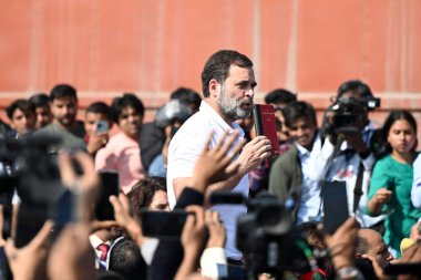 NEW DELHI, INDIA, 4 Aralık 2024 Kongre Başkanı Rahul Gandhi ve Priyanka Gandhi Vadra 'nın konvoyu Delhi UP Ghazipur sınırında 4 Aralık 2024 tarihinde Yeni Delhi Hindistan' a yaptığı ziyaret sırasında UP polisi tarafından durduruldu.