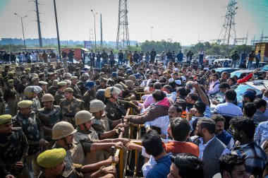 NEW DELHI, INDIA, 4 Aralık 2024 UP Polisi, 4 Aralık 2024 'te Hindistan' ın Yeni Delhi kenti yakınlarındaki NH 24 NH 'ye Sambhal' a giden konvoy lideri ve LOP Rahul Gandhi 'yi durdurmak için barikat kurdu. 