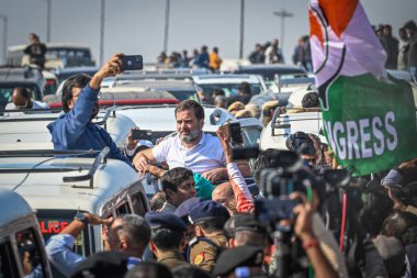 NEW DELHI INDIA 4 Aralık 2024 Kongre Başkanı ve LOP Rahul Gandhi, 4 Aralık 2024 'te Yeni Delhi Hindistan' da Gazipur Sınırı yakınlarındaki 24 numaralı Sambhal 'da UP polisi tarafından durdurulduktan sonra Kongre Başkanı Priyanka Gandi ile birlikte görüldü. 