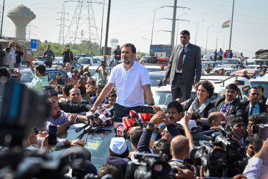 NEW DELHI INDIA 4 Aralık 2024 Kongre Başkanı ve LOP Rahul Gandhi, 4 Aralık 2024 'te Yeni Delhi Hindistan' da Gazipur Sınırı yakınlarındaki 24 numaralı Sambhal 'da UP polisi tarafından durdurulduktan sonra Kongre Başkanı Priyanka Gandi ile birlikte görüldü. 