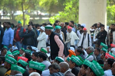 GREATER NOIDA, INDIA, 4 ARALIK 2024 Dün çiftçilerin tutuklanmasından sonra Bugün çiftçiler Yamuna Otoyolu altında bir Maha panchayat düzenliyorlar 4 Aralık 2024 'te Büyük Noida, Hindistan' da