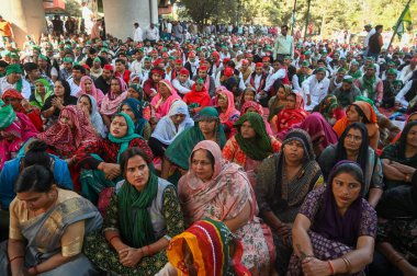 GREATER NOIDA, INDIA, 4 ARALIK 2024 Dün çiftçilerin tutuklanmasından sonra Bugün çiftçiler Yamuna Otoyolu altında bir Maha panchayat düzenliyorlar 4 Aralık 2024 'te Büyük Noida, Hindistan' da