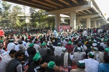 GREATER NOIDA, INDIA, 4 ARALIK 2024 Dün çiftçilerin tutuklanmasından sonra Bugün çiftçiler Yamuna Otoyolu altında bir Maha panchayat düzenliyorlar 4 Aralık 2024 'te Büyük Noida, Hindistan' da