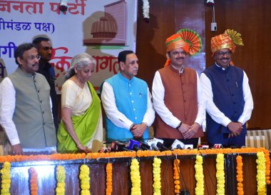 MUMBAI INDIA 4 Aralık 2024 Bharatiya Janata Partisi Tüm Hindistan Gözcüsü Nirmala Sitaraman ve Vijay Rupani, bugün parti lideri Devendra Fadnavis 'i seçmek için MLA toplantısına yeni seçildi.