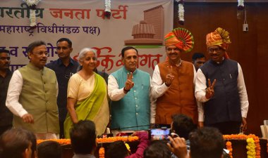 MUMBAI INDIA 4 Aralık 2024 Bharatiya Janata Partisi Tüm Hindistan Gözcüsü Nirmala Sitaraman ve Vijay Rupani, bugün parti lideri Devendra Fadnavis 'i seçmek için MLA toplantısına yeni seçildi.