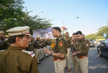 NEW DELHI, INDIA - 6 Aralık 2024: Delhi-Noida Chilla sınırına yerleştirilen Delhi Polis personeli, çiftçilerin ulusal başkente yürüttüğü protesto yürüyüşü nedeniyle 6 Aralık 2024 tarihinde, Hindistan 'ın Yeni Delhi kentinde güvenlik önlemleri artırıldıktan sonra. 