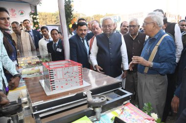 PATNA, INDIA - Bihar Genel Sekreteri Nitish Kumar, 7 Aralık 2024 'te Hindistan' ın başkenti Patna 'da, Gopalganj' da günde 1 lakh litre süt üretim kapasitesi için temel taşı yerleştirdikten sonra, tezgahları ziyaret etti..