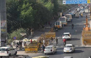 NEW DELHI, INDIA - 6 Aralık 2024: Delhi Polisi Delhi Ghazipur sınırına barikat kurarak nöbet tutuyor, çünkü Delhi Polisi 6 Aralık 2024 tarihinde Yeni Delhi, Hindistan 'da çiftçilerin tutuklanması nedeniyle sınırda alarma geçmişti..