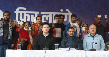 NEW DELHI, INDIA - 6 Aralık: Aam Aadmi Partisi (AAP) Ulusal Konvansiyon Başkanı Arvind Kejriwal ve eski Dy Genel Sekreteri Manish Sisodia, AAP liderleri Jitender Singh Shunty ve Raghav Chadha Delhi Meclisi önünde düzenledikleri basın toplantısında 