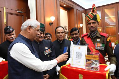 PATNA, INDIA - 7 Aralık 2024 'te Hindistan' ın başkenti Patna 'da silahlı kuvvetler bayrak gününde Bihar Valisi Rajendra Vishwanath Arlekar