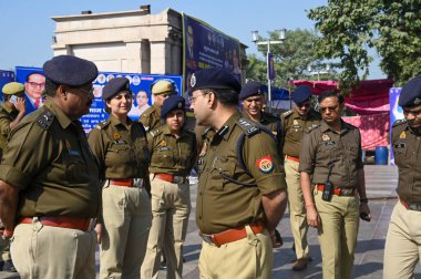 NOIDA, INDIA - 6 ARALIK: ağır polis gücü No. Gautam Buddha Nagar Polisi, çiftçilerin protestolarını önlemek için 6 Aralık 2024 tarihinde Noida, Hindistan 'da Rashtriya Dalit Smarak' ın (Ambedkar Parkı) 5.