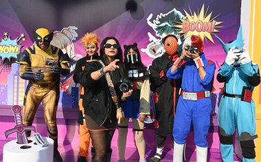 NEW DELHI, INDIA - 6 Aralık 2024 'te Delhi Comic Con 2024 NSIC Exhibition Grounds Okhla' da insanlar komedi karakterleri gibi giyindiler.