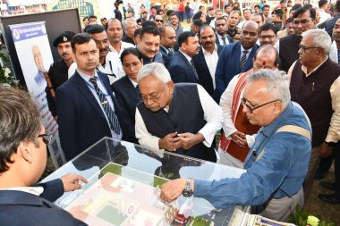 PATNA, INDIA - Bihar Genel Sekreteri Nitish Kumar, 7 Aralık 2024 'te Hindistan' ın başkenti Patna 'da, Gopalganj' da günde 1 lakh litre süt üretim kapasitesi için temel taşı yerleştirdikten sonra, tezgahları ziyaret etti..