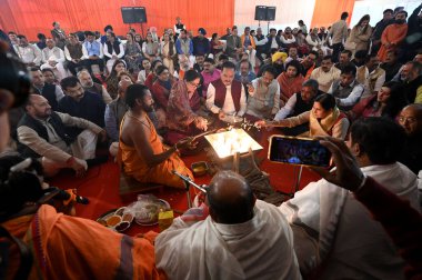 NEW DELHI, INDIA - 7 Aralık 2024: Delhi BJP BJP seçim ofisinin açılışını BJP Delhi Başkanı Virendra Sachdeva liderliğindeki Delhi BJP Sankalp Patra 2025 için öneri toplamak amacıyla dua ve kalkış kamyonları sunarak gerçekleştirdi.