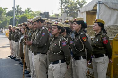 NEW DELHI, INDIA - 6 Aralık 2024: Delhi-Noida Chilla sınırına yerleştirilen Delhi Polis personeli, çiftçilerin ulusal başkente yürüttüğü protesto yürüyüşü nedeniyle 6 Aralık 2024 tarihinde, Hindistan 'ın Yeni Delhi kentinde güvenlik önlemleri artırıldıktan sonra. 