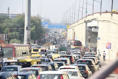 NEW DELHI, INDIA - 6 Aralık 2024 tarihinde Yeni Delhi, Hindistan 'da çiftçilerin tutuklanması nedeniyle Delhi Ghazipur sınırında trafik sıkışıklığı yaşandı..