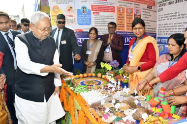 PATNA, INDIA - Bihar Genel Sekreteri Nitish Kumar, 7 Aralık 2024 'te Hindistan' ın başkenti Patna 'da, Gopalganj' da günde 1 lakh litre süt üretim kapasitesi için temel taşı yerleştirdikten sonra, tezgahları ziyaret etti..
