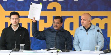 NEW DELHI, INDIA - 6 Aralık: Aam Aadmi Partisi (AAP) Ulusal Konvansiyon Başkanı Arvind Kejriwal ve eski Dy Genel Sekreteri Manish Sisodia, AAP liderleri Jitender Singh Shunty ve Raghav Chadha Delhi Meclisi önünde düzenledikleri basın toplantısında 