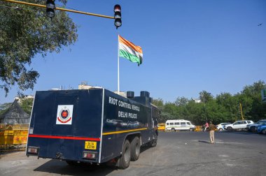 NEW DELHI, INDIA - 6 Aralık 2024: Delhi-Noida Chilla sınırına yerleştirilen Delhi Polis personeli, çiftçilerin ulusal başkente yürüttüğü protesto yürüyüşü nedeniyle 6 Aralık 2024 tarihinde, Hindistan 'ın Yeni Delhi kentinde güvenlik önlemleri artırıldıktan sonra. 