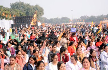 GHAZIABAD, INDIA - 8 Aralık 2024: Gaziabad 'daki Kavi Nagar Ramlila sahasında 8 Aralık 2024' te Hindistan 'ın Gaziabad kentinde azınlıklara ve özellikle de Bangladeş' teki Hindulara karşı bir öfke toplantısı düzenlendi..