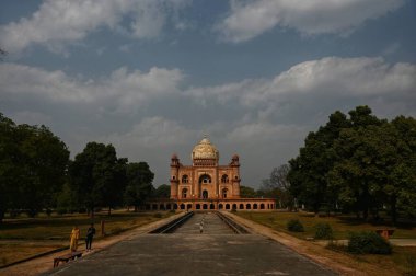 NEW DELHI, INDIA - 8 Aralık 2024: Mavi gökyüzü ve bulutlar 8 Aralık 2024 tarihinde Hindistan 'ın Yeni Delhi şehrinde, öğleden sonra Safdarjung Tomb üzerinde süzülür. Delhi 'nin asgari sıcaklığı 7C civarında seyrediyor.