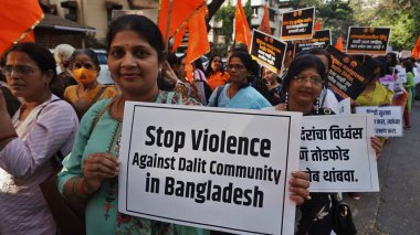 MUMBAI, INDIA - 8 Aralık 2024: Hindu cemaati, Kachrali Gölü 'nden Chhatrapati Shivaji Maharaj sahasına sessiz bir miting düzenledi ve 8 Aralık 2024 tarihinde Thane' deki Bangladeş 'te Hindu cemaatine düzenlenen saldırıyı protesto etti.