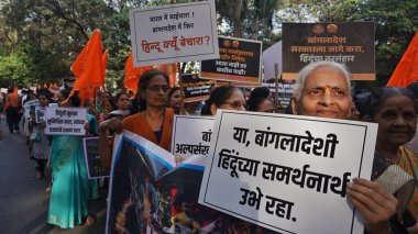 MUMBAI, INDIA - 8 Aralık 2024: Hindu cemaati, Kachrali Gölü 'nden Chhatrapati Shivaji Maharaj sahasına sessiz bir miting düzenledi ve 8 Aralık 2024 tarihinde Thane' deki Bangladeş 'te Hindu cemaatine düzenlenen saldırıyı protesto etti.