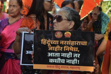 MUMBAI, INDIA - 8 Aralık 2024: Hindu cemaati, Kachrali Gölü 'nden Chhatrapati Shivaji Maharaj sahasına sessiz bir miting düzenledi ve 8 Aralık 2024 tarihinde Thane' deki Bangladeş 'te Hindu cemaatine düzenlenen saldırıyı protesto etti.