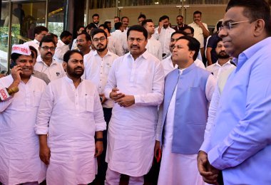 MUMBAI, INDIA - 8 Aralık 2024 'te Hindistan' ın Mumbai kentinde Vidhan Bhavan 'da yapılan özel toplantı sırasında diğer milletvekili MLA ile birlikte Nana Patole.