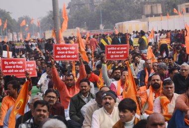 GHAZIABAD, INDIA - 8 Aralık 2024: Gaziabad 'daki Kavi Nagar Ramlila sahasında 8 Aralık 2024' te Hindistan 'ın Gaziabad kentinde azınlıklara ve özellikle de Bangladeş' teki Hindulara karşı bir öfke toplantısı düzenlendi..