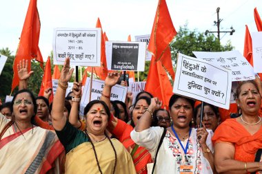 NAVI MUMBAI, INDIA - 8 Aralık 2024: Sakal Hindu Samaj, Hindistan 'ın Navi Mumbai kentinde 8 Aralık 2024 tarihinde, Vashi' de yaşayan Hinduların karşı karşıya olduğu zulümler için bir miting düzenledi.