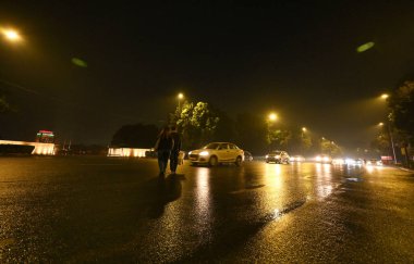 NEW DELHI, INDIA - 8 Aralık 2024: Delhiites Hindistan Kapısı yakınlarındaki ani yağmur nedeniyle hava kirliliğinden biraz rahatlar. Delhi-NCR 'nin çok sayıda bölümü Pazar günü şiddetli yağış aldı ve çok ihtiyaç duyulan rahatlamayı sundu 