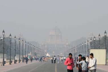 NEW DELHI, INDIA - 8 Aralık 2024, Yeni Delhi, Hindistan 'da sabah saatlerinde Kartavya Yolu' nda sisli hava manzarası. Delhi 'nin asgari sıcaklığı 7C civarında seyrediyor. 