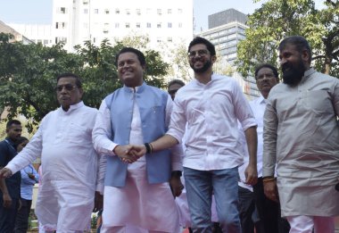 MUMBAI, INDIA - 8 ARALIK Aditya Thackeray ve Amit Deshmukh, 8 Aralık 2024 tarihinde Vidhan Bhavan, Hindistan 'da özel toplantı sırasında. Fotoğraf: Anshuman Poyrekar / Hindustan Times )
