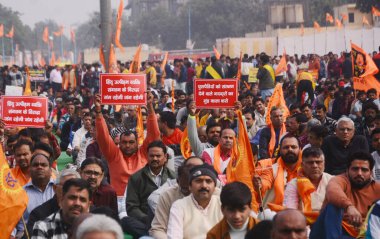GHAZIABAD, INDIA - 8 Aralık 2024: Gaziabad 'daki Kavi Nagar Ramlila sahasında 8 Aralık 2024' te Hindistan 'ın Gaziabad kentinde azınlıklara ve özellikle de Bangladeş' teki Hindulara karşı bir öfke toplantısı düzenlendi..
