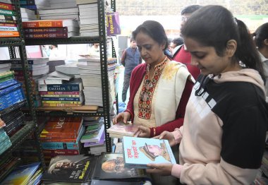 PATNA, INDIA - 8 Aralık 2024: Patna Kitap Fuarındaki bir tezgahta kitap severler 8 Aralık 2024 'te Patna, Hindistan' da