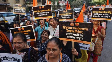 MUMBAI, INDIA - 8 Aralık 2024: Hindu cemaati, Kachrali Gölü 'nden Chhatrapati Shivaji Maharaj sahasına sessiz bir miting düzenledi ve 8 Aralık 2024 tarihinde Thane' deki Bangladeş 'te Hindu cemaatine düzenlenen saldırıyı protesto etti.